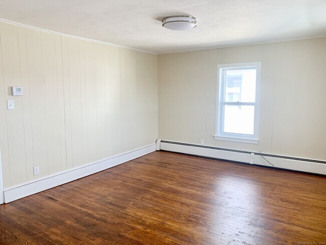 Building Photo - 132 N Elm St