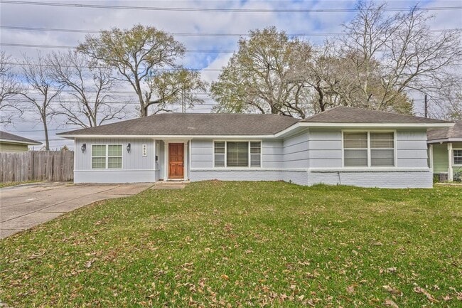 Building Photo - 4810 Saxon St
