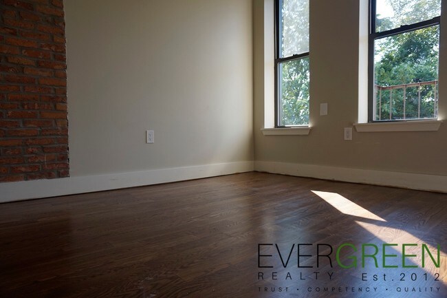 Foto del edificio - 1355 Putnam Ave