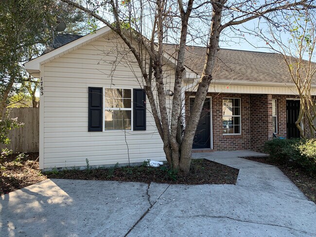 Building Photo - New Flooring, Pet Friendly, 3 Bedroom, 2 B...