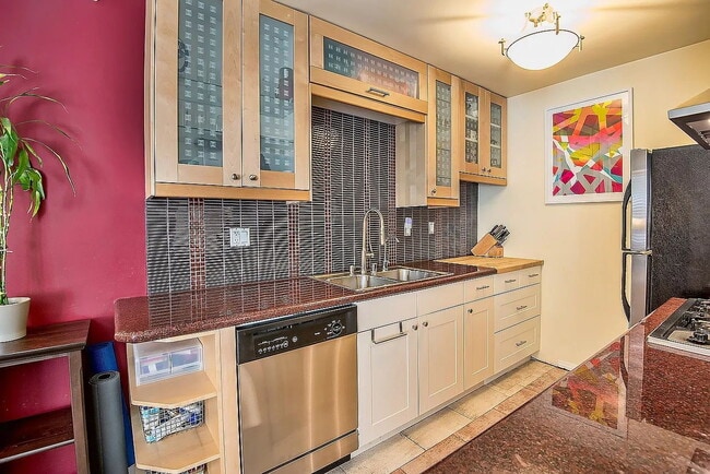 Building Photo - "Charming 1-Bedroom Retreat in Prime Santa Monica Location – Welcome Home!"