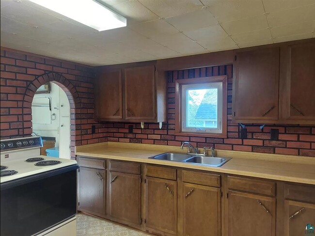 Kitchen - 511 Clough Ave