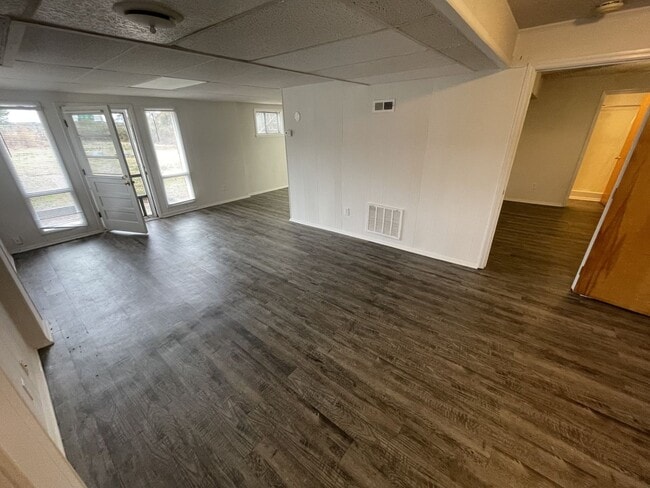 Building Photo - One bedroom one bathroom