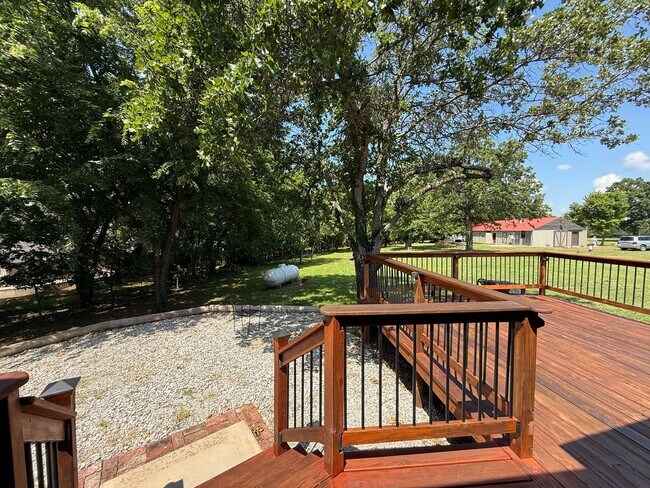 Foto del edificio - 14794 Lake Rd