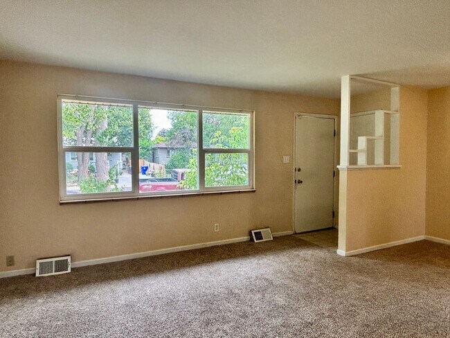 Foto del edificio - Spacious 4-Bedroom, 2-Bathroom Home with R...