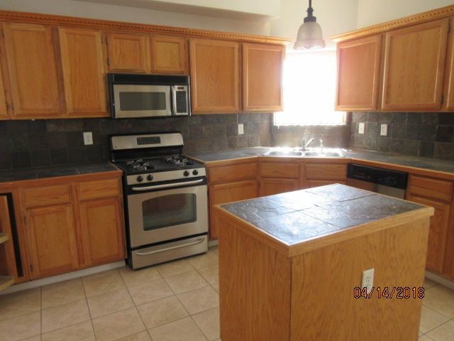 Building Photo - NORTHEAST: 4 BR 3 BTH  BONUS ROOM  REFRIGERAT