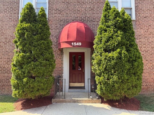 Building Photo - 1549 Central Park Ave
