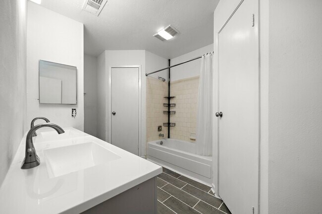 Building Photo - 7010 Foxmar Ln