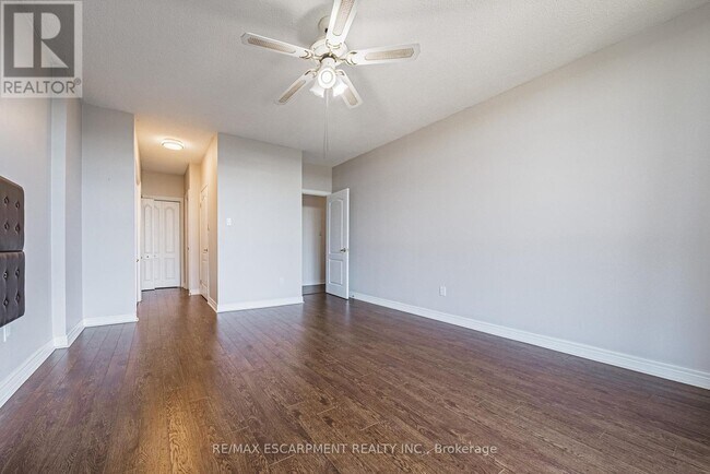 Photo du bâtiment - 5250-5250 Lakeshore Rd.