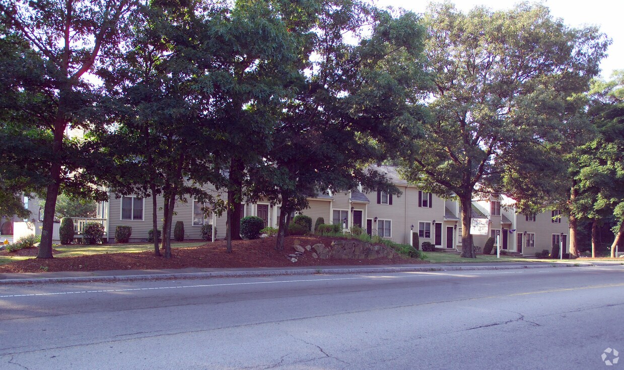 Primary Photo - Middle Street Townhouse Apartments