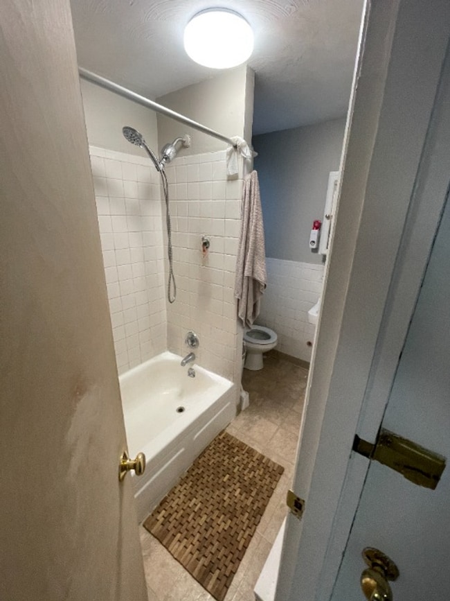 Building Photo - One Bedroom ** Newton Highlands Village ~ ...