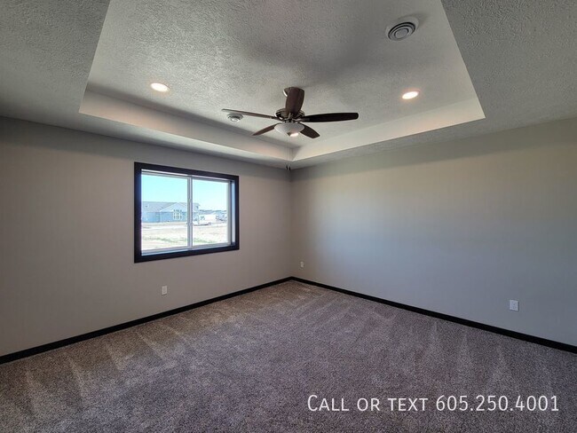 Foto del edificio - Like New 3 Bd 2 Bath Townhouse with 3-stal...