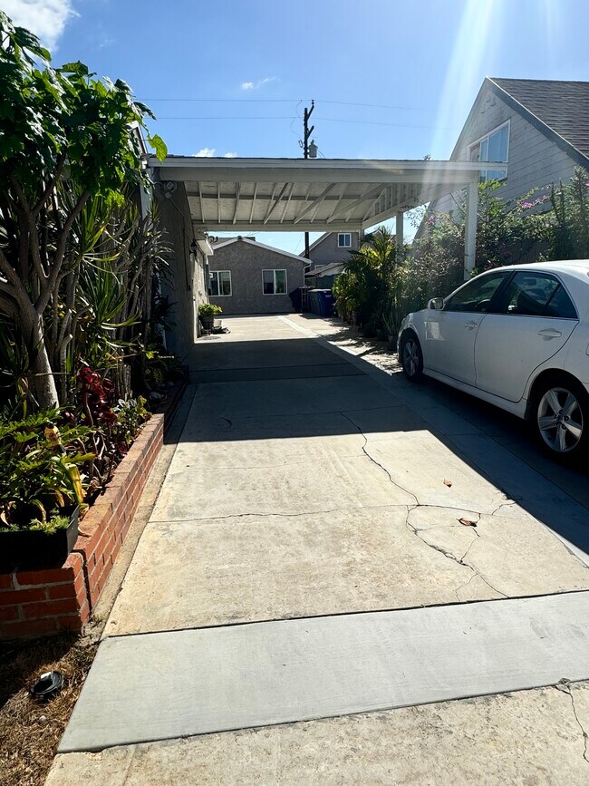Entrada para 2 coches - 13122 Woodridge Ave