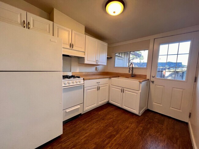 Building Photo - 401 Casanova