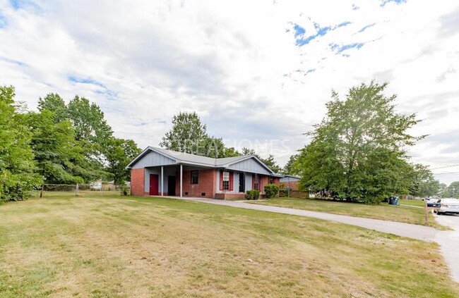 Building Photo - 603 Regina Dr