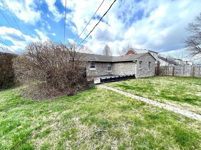 Building Photo - 451 Bob O Link Dr
