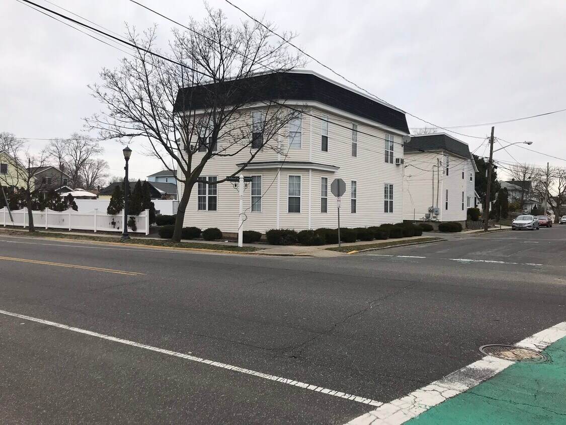 304 N Wellwood Ave Unit 1, Lindenhurst, NY 11757 Apartments in Lindenhurst, NY