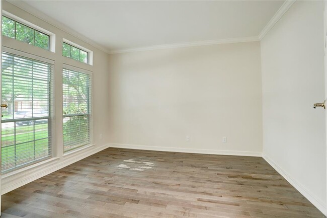 Building Photo - 2302 Upland Park Dr