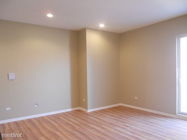 Building Photo - 3 br, 2 bath Apartment - 3225 N Sheffield Ave