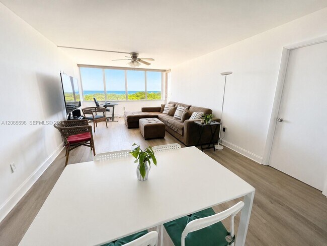 Foto del edificio - 8233 Harding Ave