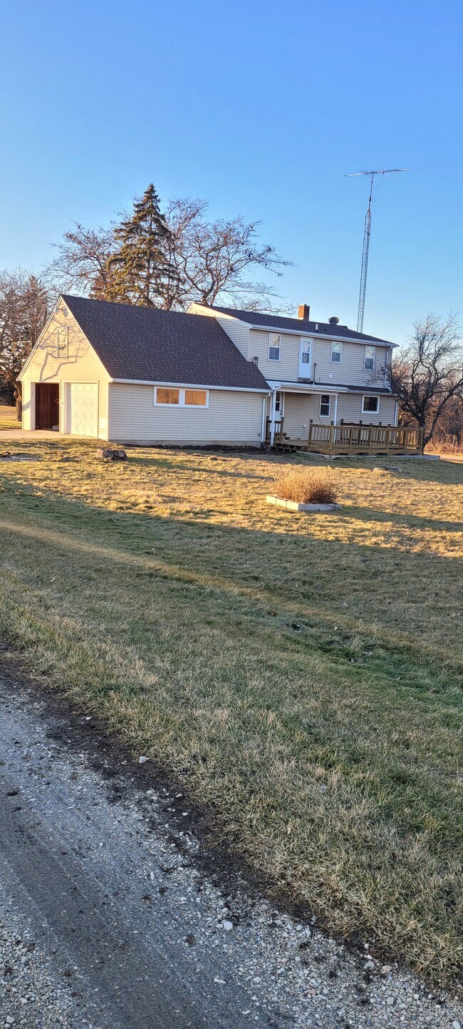 Building Photo - 9332 Skyline Dr