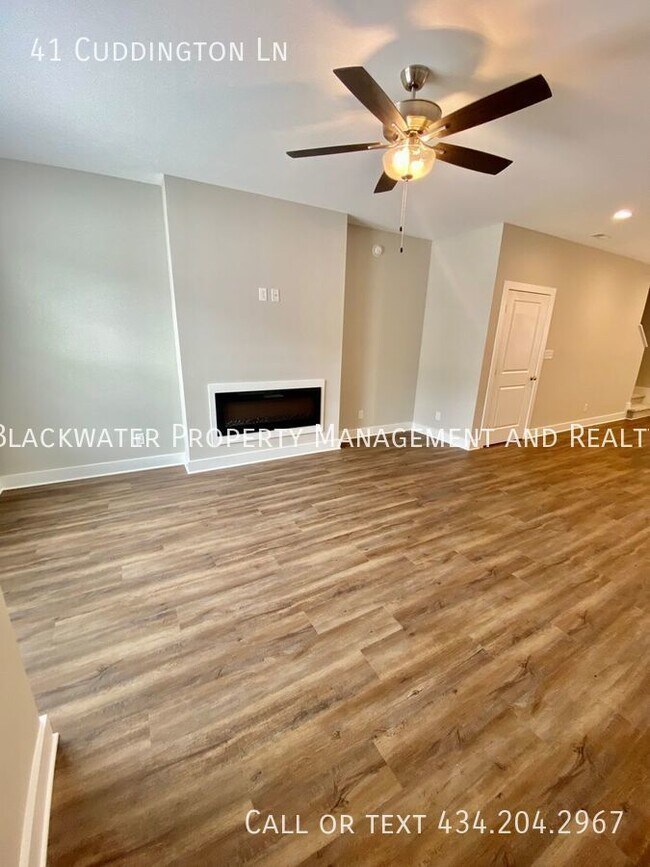 Building Photo - 3 Bedroom Townhome in English Commons! Clo...