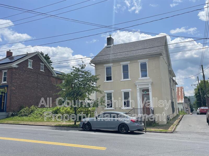 Primary Photo - 122 E Goepp St