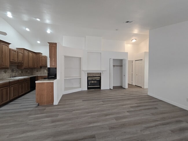 Foto del edificio - 1612 N Torrey Pines Dr