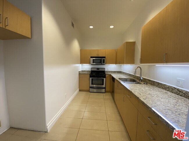 Building Photo - 917 S New Hampshire Ave