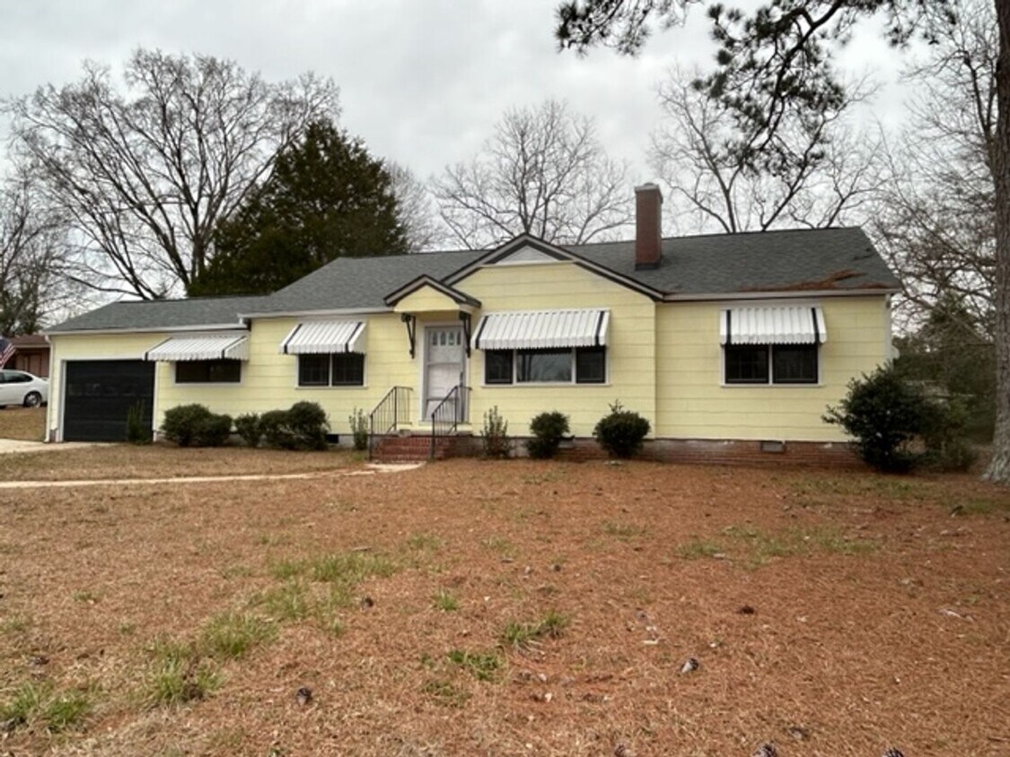 Primary Photo - Beautiful 3 bedroom 1.5 bathroom rental home.