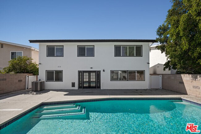 Foto del edificio - 18113 Bromley St