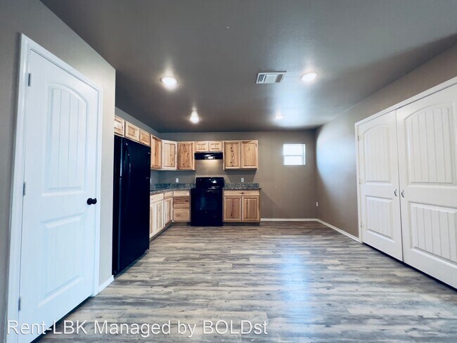 Building Photo - 3 br, 2 bath House - 2108 E 10th Street