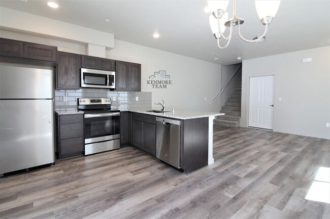 Building Photo - 3 Bedroom, 2 Bath Townhome in Kennewick