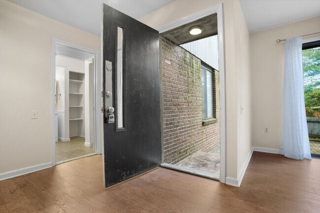 Building Photo - 8 Quarry Cor