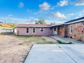 Building Photo - 2017 W 10th St