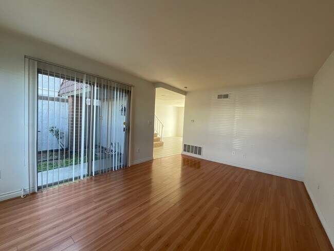 Foto del edificio - 11261 Knott Ave