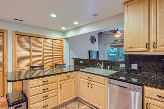 Building Photo - 425 E Rockland Rd