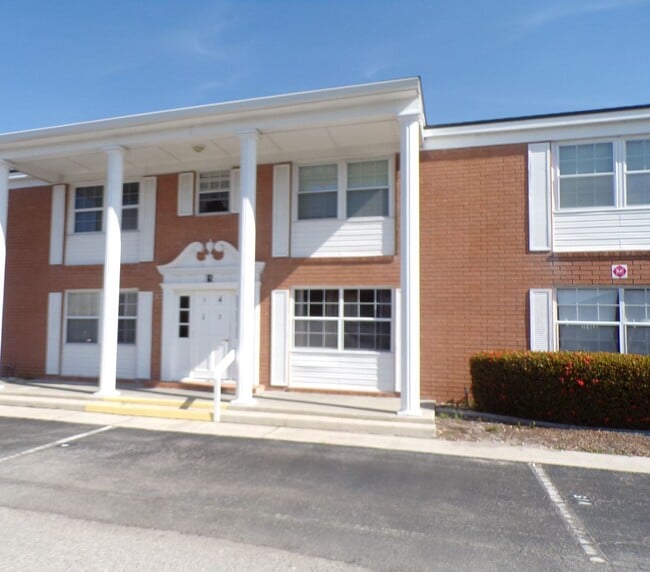 Building Photo - 2 bed/2 bath condo, 55+ community