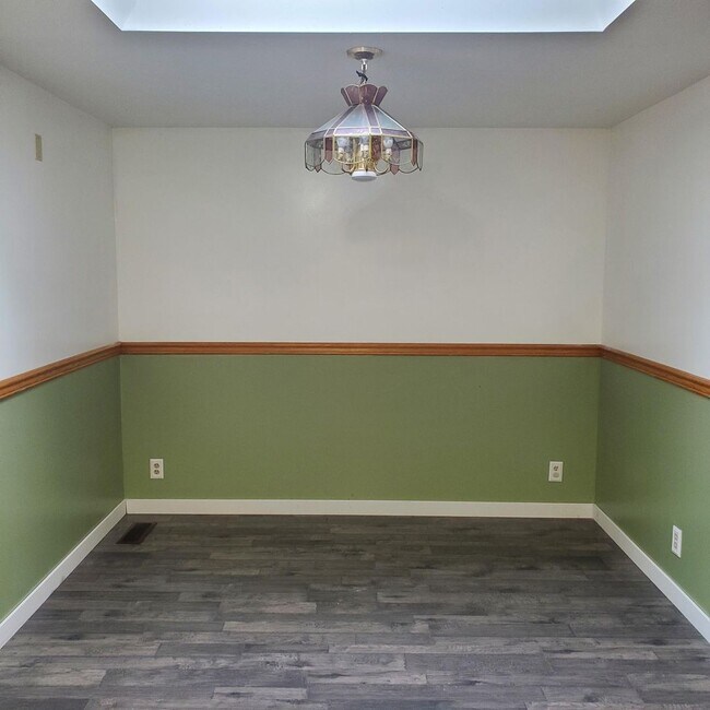 Building Photo - Spacious 4 Bedroom, 2 Bathroom Home with 2...