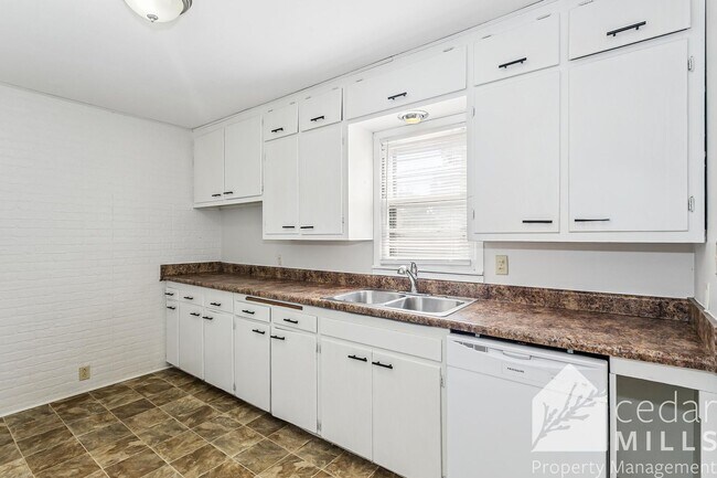 Foto del edificio - 3 Bedroom in South Wichita with Oversized Garage