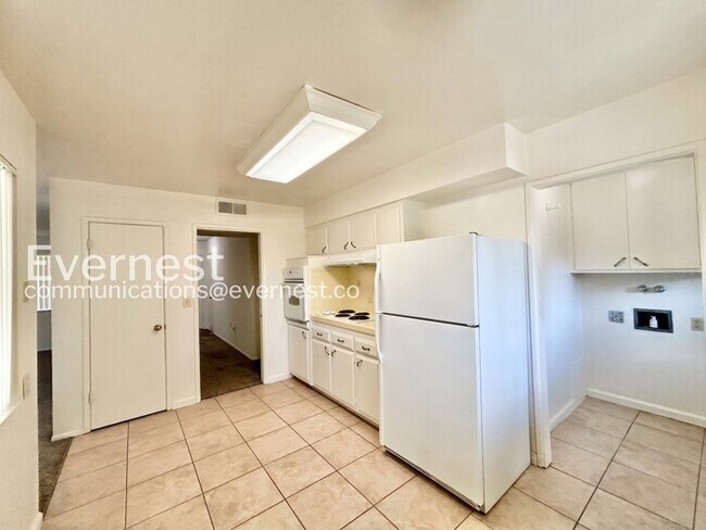 Foto del edificio - Spacious 3 Bed, 2 Bath Home with Attached Garage! / Available Now!