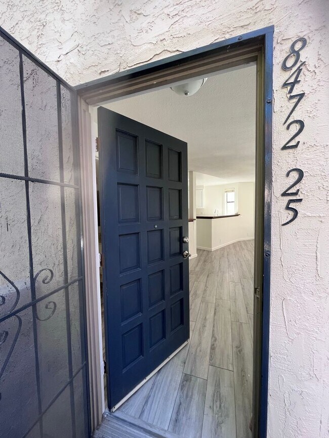 Building Photo - Spacious Two Bedroom, Two and Half Bath To...