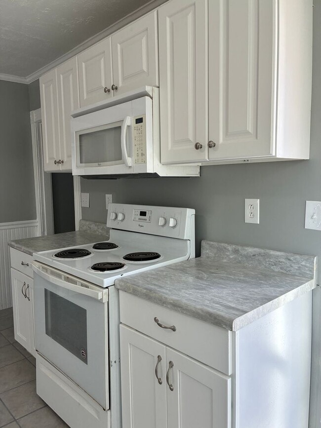 Building Photo - Fresh and updated 4 bedroom for immediate ...