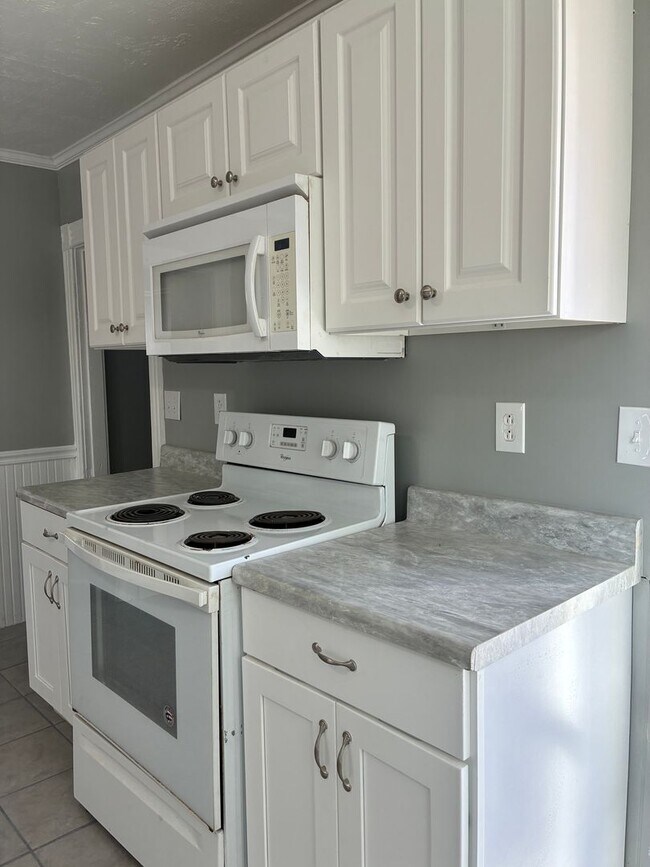 Foto del edificio - Fresh and updated 4 bedroom for immediate occupancy