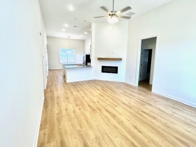 Building Photo - Move In Special! Half off June Rent with M...