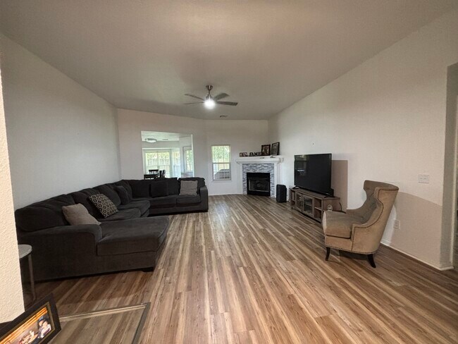 Foto del edificio - 431 Spicewood Trl