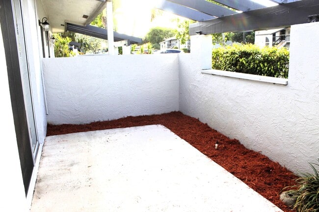Building Photo - 5620 Queen Palm Ct