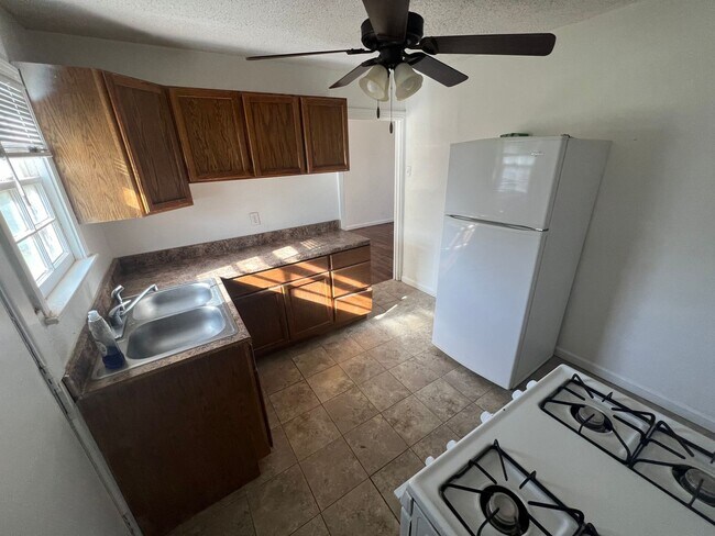 Building Photo - 2 Bed 1 Bath Home