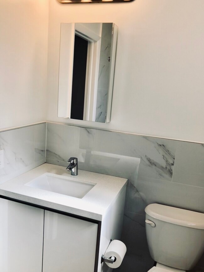 Building Photo - 449 Swallow Dr