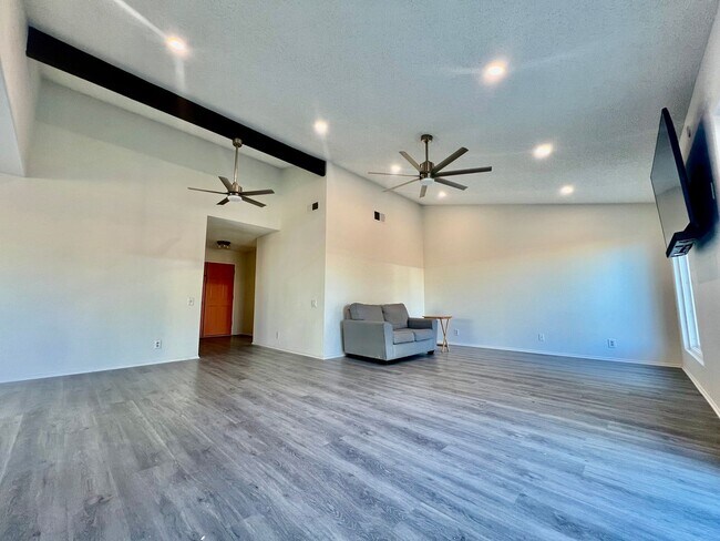 Foto del edificio - AVAILABLE NOW! JUST REMODELED! 4 Bedroom 2 Bathroom Home Downtown Palm Springs!